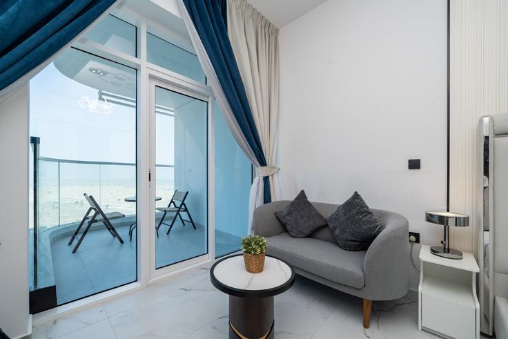 Elegante sala de estar con mobiliario moderno en un apartamento en Building Tariaq Bedon Esm - luxfolio-retreats - 1515393 en Al Barsha South Second, Dubai