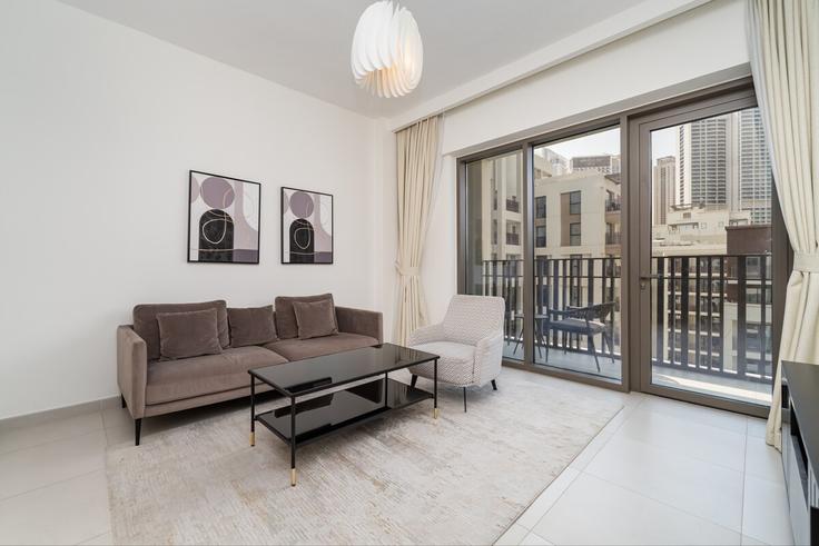 Al Kheeran First, Dubai에 위치한 Building Tariaq Bedon Esm - luxfolio-retreats - 1515339 유닛의 세련된 인테리어가 돋보이는 거실