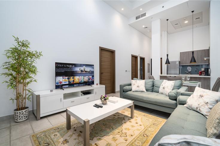 Dubai Al Barsha South FourthのBuilding Tariaq Bedon Esm - luxfolio-retreats - 1515345のアパートメントにある、モダンな家具を備えたエレガントなデザインのリビングルーム