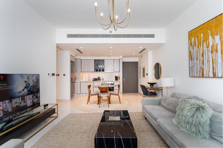 Elegante sala de estar con mobiliario moderno en un apartamento en Building Tariaq Bedon Esm - luxfolio-retreats - 1515360 en Marsa Dubai, Dubai