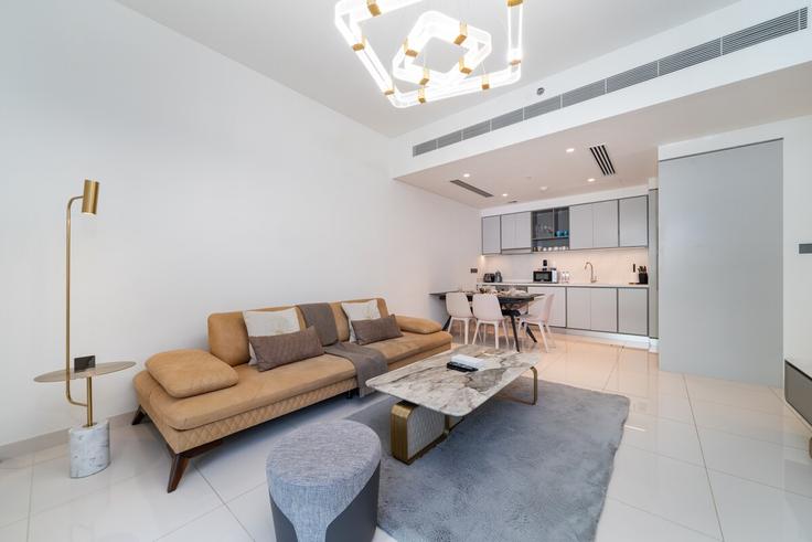 Elegante sala de estar con mobiliario moderno en un apartamento en Building Tariaq Bedon Esm - luxfolio-retreats - 1515378 en Marsa Dubai, Dubai
