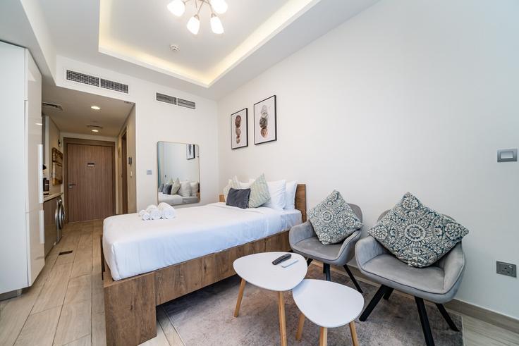 Sala de estar elegantemente projetada com móveis modernos em um apartamento no Building Tariaq Bedon Esm - luxfolio-retreats - 1516074 em Nad Al Sheba, Dubai