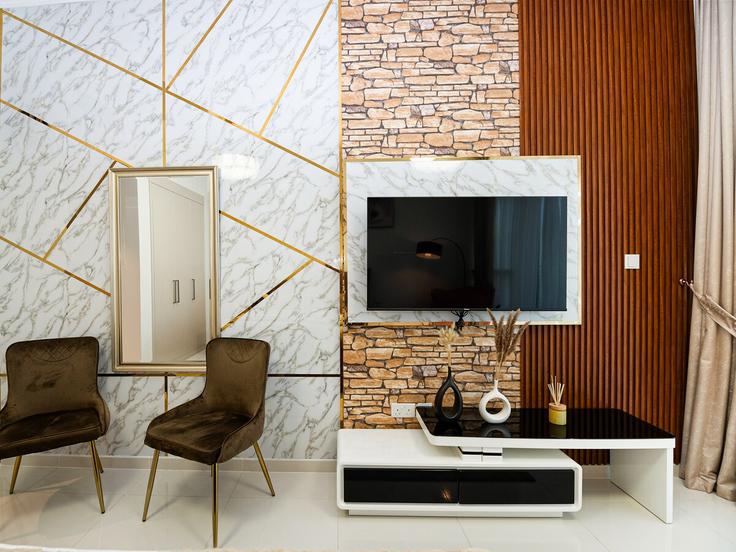 Building D54 - luxfolio-retreats - 1515313 adresindeki bir dairede modern mobilyalarla zarif bir şekilde tasarlanmış oturma odası Al Hebiah Third, Dubai Building D54 - luxfolio-retreats - 1515313 adresindeki bir dairede modern mobilyalarla zarif bir şekilde tasarlanmış oturma odası Al Hebiah Third, Dubai