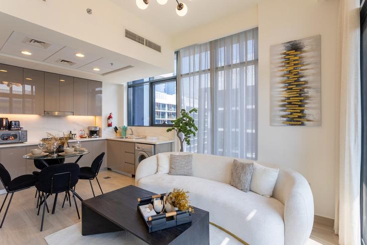 Dubai Nad Al ShebaのBuilding Tariaq Bedon Esm - luxfolio-retreats - 1515321のアパートメントにある、モダンな家具を備えたエレガントなデザインのリビングルーム Dubai Nad Al ShebaのBuilding Tariaq Bedon Esm - luxfolio-retreats - 1515321のアパートメントにある、モダンな家具を備えたエレガントなデザインのリビングルーム