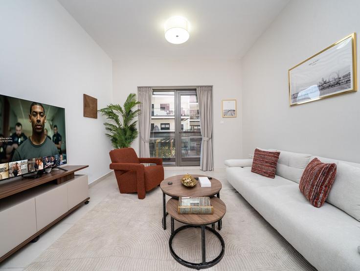 Elegante sala de estar con mobiliario moderno en un apartamento en Building Al Khail Road - luxfolio-retreats - 1515299 en Al Jadaf, Dubai