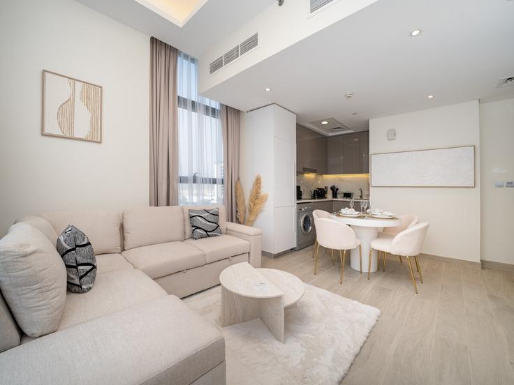 Dubai Nad Al ShebaのBuilding Tariaq Bedon Esm - luxfolio-retreats - 1515367のアパートメントにある、モダンな家具を備えたエレガントなデザインのリビングルーム