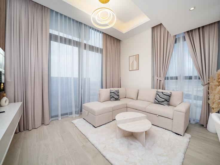 Dubai Nad Al ShebaのBuilding Tariaq Bedon Esm - luxfolio-retreats - 1515367のアパートメントにある、モダンな家具を備えたエレガントなデザインのリビングルーム Dubai Nad Al ShebaのBuilding Tariaq Bedon Esm - luxfolio-retreats - 1515367のアパートメントにある、モダンな家具を備えたエレガントなデザインのリビングルーム