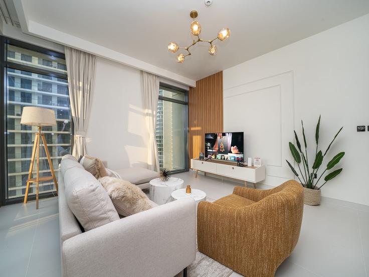 Elegante sala de estar con mobiliario moderno en un apartamento en Building Tariaq Bedon Esm - luxfolio-retreats - 1515343 en Marsa Dubai, Dubai