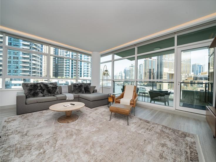 Sala de estar elegantemente projetada com móveis modernos em um apartamento no Building King Salman Bin Abdulaziz Al Saud Street - luxfolio-retreats - 1515331 em Dubai Marina, Dubai