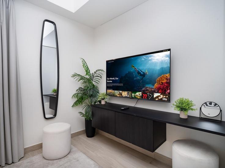 Dubai Nad Al ShebaのBuilding Al Meydan Road - luxfolio-retreats - 1515322のアパートメントにある、モダンな家具を備えたエレガントなデザインのリビングルーム