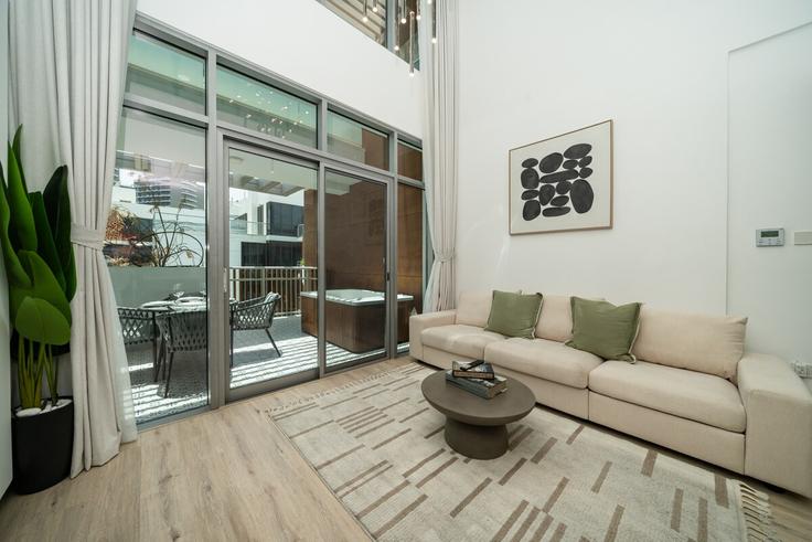 Elegante sala de estar con mobiliario moderno en un apartamento en Building Tariaq Bedon Esm - luxfolio-retreats - 1515351 en Al Barsha South Fourth, Dubai