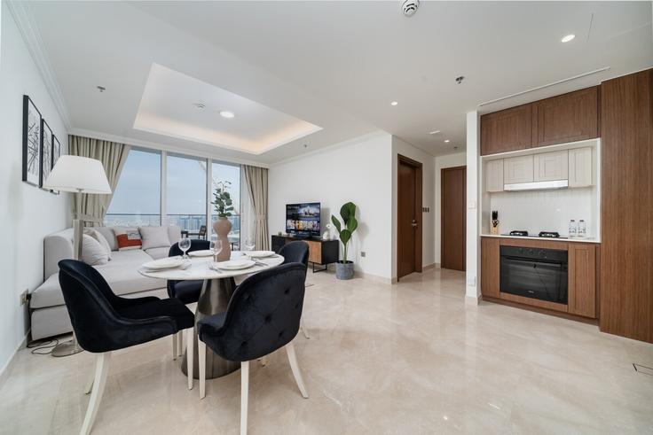 Elegante sala de estar con mobiliario moderno en un apartamento en Building Tariaq Bedon Esm - luxfolio-retreats - 1515330 en Marsa Dubai, Dubai