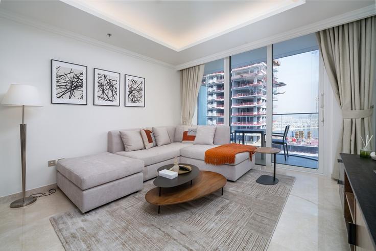 Marsa Dubai, Dubai에 위치한 Building Tariaq Bedon Esm - luxfolio-retreats - 1515330 유닛의 세련된 인테리어가 돋보이는 거실