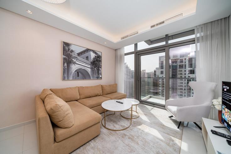 Salle de séjour élégante avec mobilier moderne dans un appartement à Building Al Mustaqbal Street - luxfolio-retreats - 1515352 à Business Bay, Dubai