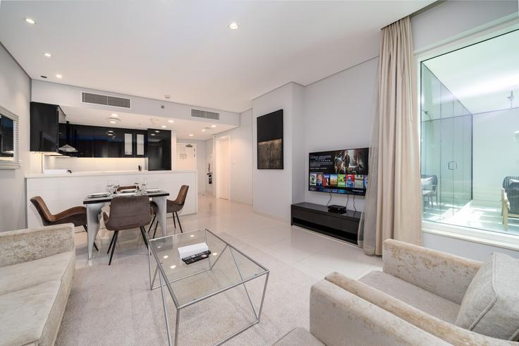 Salle de séjour élégante avec mobilier moderne dans un appartement à Building Marasi Drive - luxfolio-retreats - 1515353 à Business Bay, Dubai Salle de séjour élégante avec mobilier moderne dans un appartement à Building Marasi Drive - luxfolio-retreats - 1515353 à Business Bay, Dubai