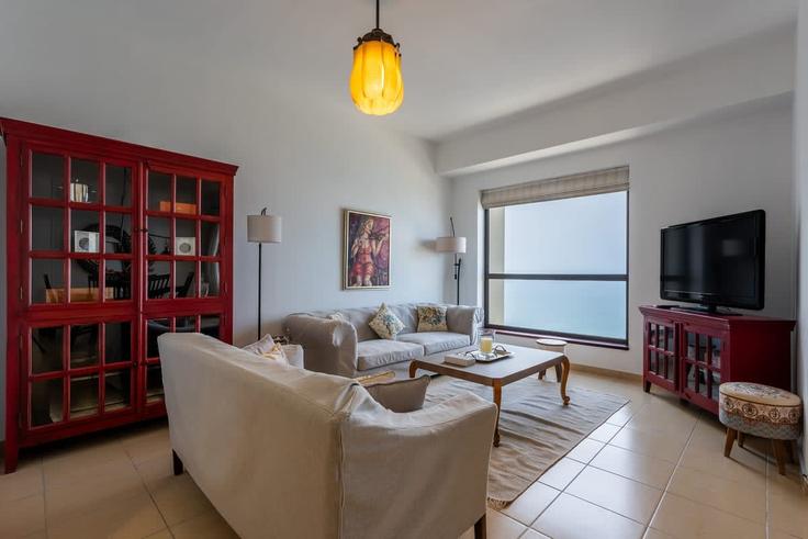 Elegant gestaltetes Wohnzimmer mit moderner Einrichtung in einer Wohnung im Building Al Mamsha Street - luxfolio-retreats - 1515333 in Dubai Marina, Dubai