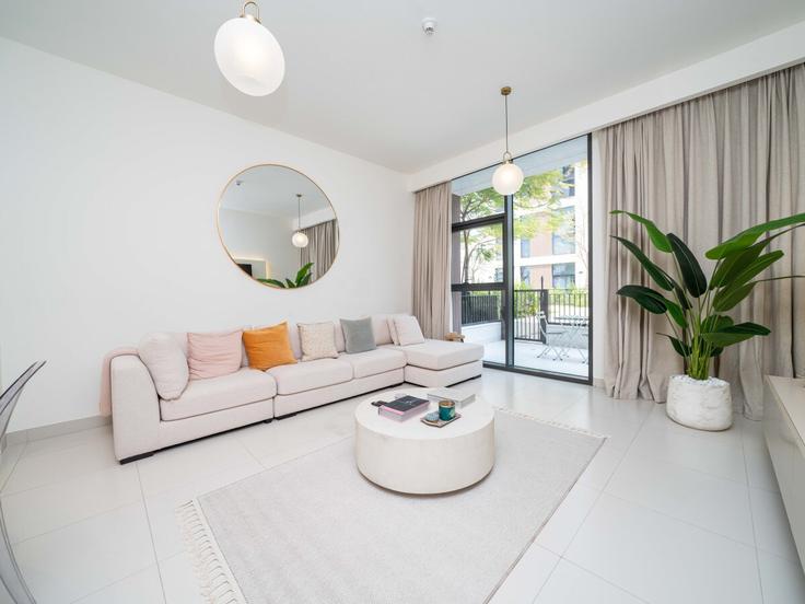 Dubai Hills Estate, Dubai에 위치한 Building Tariaq Bedon Esm - luxfolio-retreats - 1515317 유닛의 세련된 인테리어가 돋보이는 거실