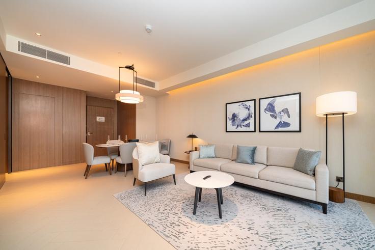 Dubai Burj KhalifaのBuilding Sheikh Mohammed bin Rashid Boulevard - luxfolio-retreats - 1515288のアパートメントにある、モダンな家具を備えたエレガントなデザインのリビングルーム