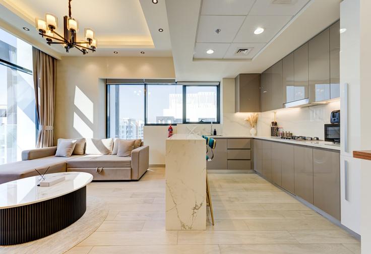 Dubai Nad Al ShebaのBuilding Tariaq Bedon Esm - luxfolio-retreats - 1515381のアパートメントにある、モダンな家具を備えたエレガントなデザインのリビングルーム