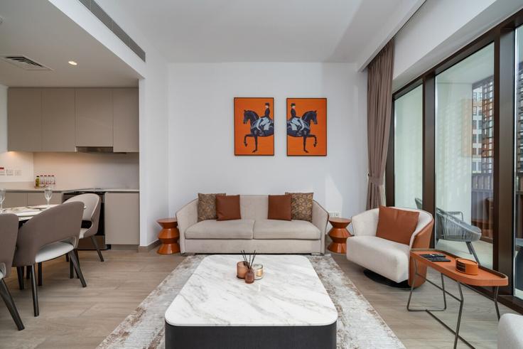 Elegante sala de estar con mobiliario moderno en un apartamento en Building Tariaq Bedon Esm - luxfolio-retreats - 1515332 en Al Kheeran First, Dubai