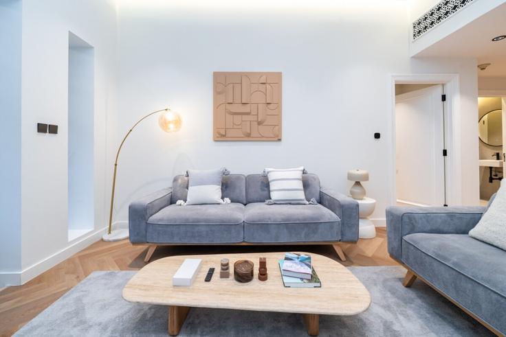 Elegante sala de estar con mobiliario moderno en un apartamento en Building Burj Khalifa Boulevard - luxfolio-retreats - 1515365 en Burj Khalifa, Dubai Elegante sala de estar con mobiliario moderno en un apartamento en Building Burj Khalifa Boulevard - luxfolio-retreats - 1515365 en Burj Khalifa, Dubai
