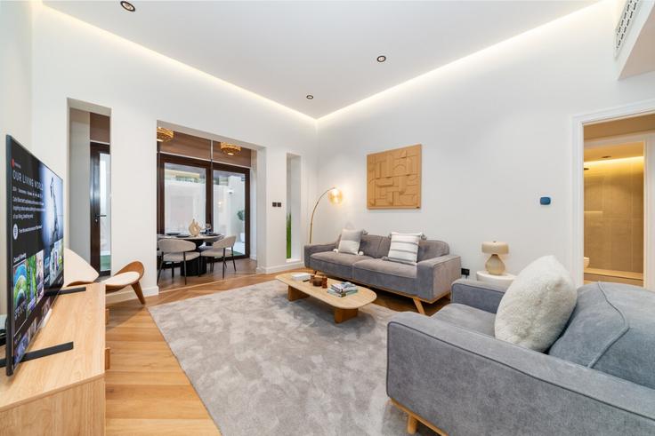 Dubai Burj KhalifaのBuilding Burj Khalifa Boulevard - luxfolio-retreats - 1515365のアパートメントにある、モダンな家具を備えたエレガントなデザインのリビングルーム
