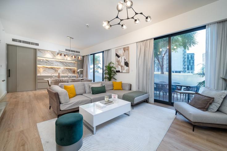 Dubai Hills Estate, Dubai에 위치한 Building Tariaq Bedon Esm - luxfolio-retreats - 1515385 유닛의 세련된 인테리어가 돋보이는 거실
