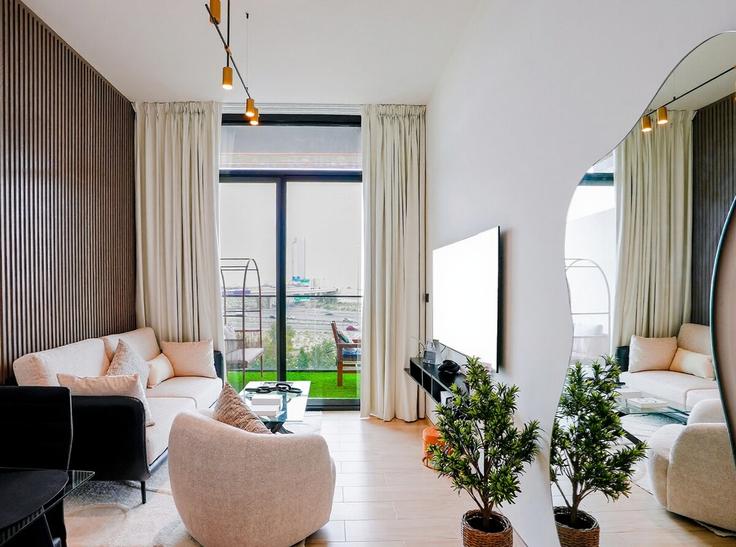 Elegante sala de estar con mobiliario moderno en un apartamento en Building Sheikh Mohammed Bin Zayed Road - luxfolio-retreats - 1515285 en Al Barsha South Fourth, Dubai