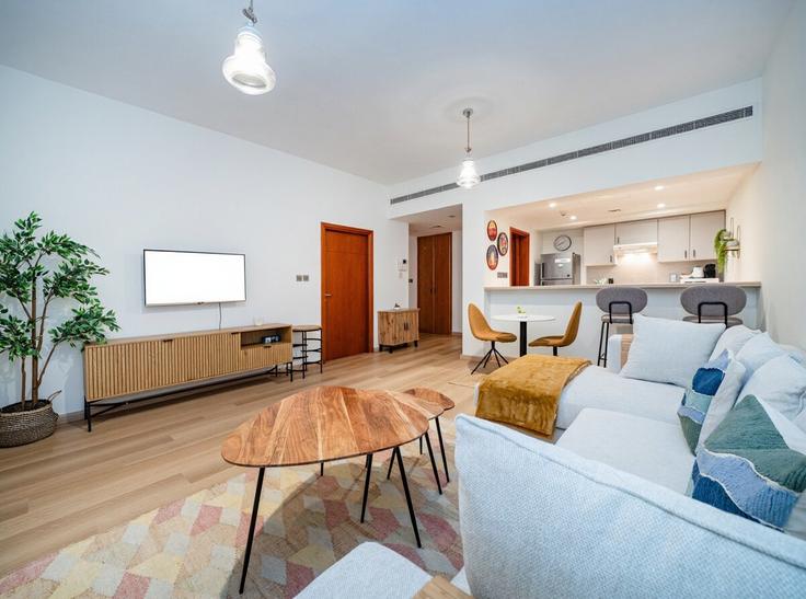 Elegante sala de estar con mobiliario moderno en un apartamento en Building 5th Street - luxfolio-retreats - 1515325 en Al Barsha, Dubai