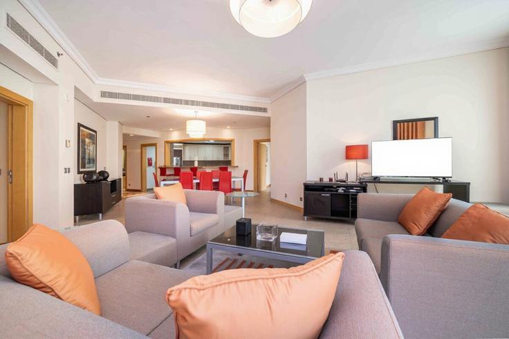 The Palm Jumeirah, Dubai에 위치한 Building Palm Jumeirah Rd - luxfolio-retreats - 1515303 유닛의 세련된 인테리어가 돋보이는 거실
