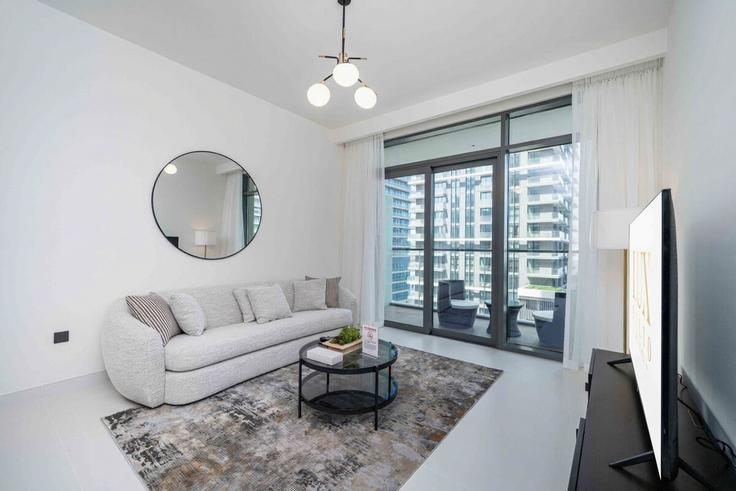 Elegante sala de estar con mobiliario moderno en un apartamento en Building Tariaq Bedon Esm - luxfolio-retreats - 1515297 en Marsa Dubai, Dubai