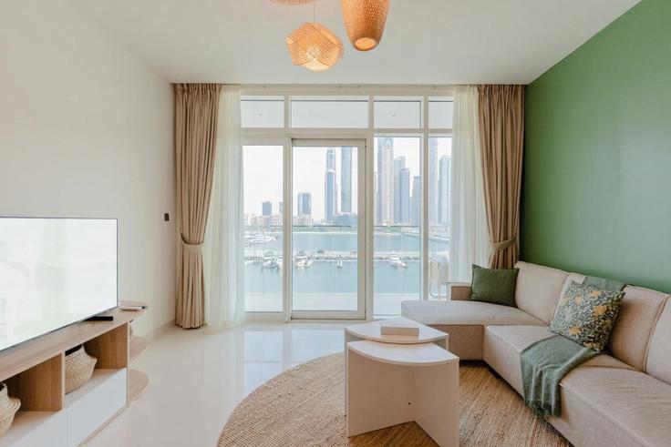 Marsa Dubai, Dubai에 위치한 Building Tariaq Bedon Esm - luxfolio-retreats - 1515293 유닛의 세련된 인테리어가 돋보이는 거실