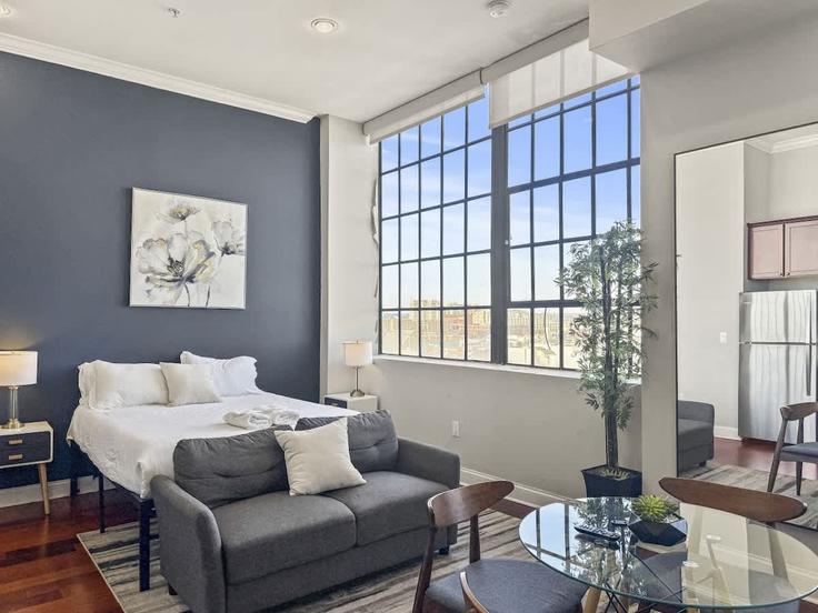 Elegant gestaltetes Wohnzimmer mit moderner Einrichtung in einer Wohnung im Building North 5th Street - luxora - 1055952 in Philadelphia, Philadelphia