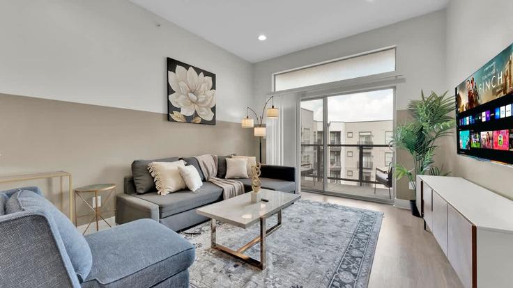 Building Indiana Street - luxora - 1285563 - DFW adresindeki bir dairede modern mobilyalarla zarif bir şekilde tasarlanmış oturma odası Dallas, Dallas
