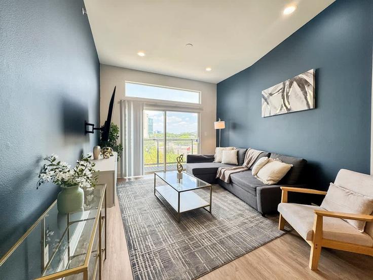 Salle de séjour élégante avec mobilier moderne dans un appartement à Building Indiana Street - luxora - 1285566 - DFW à Dallas, Dallas