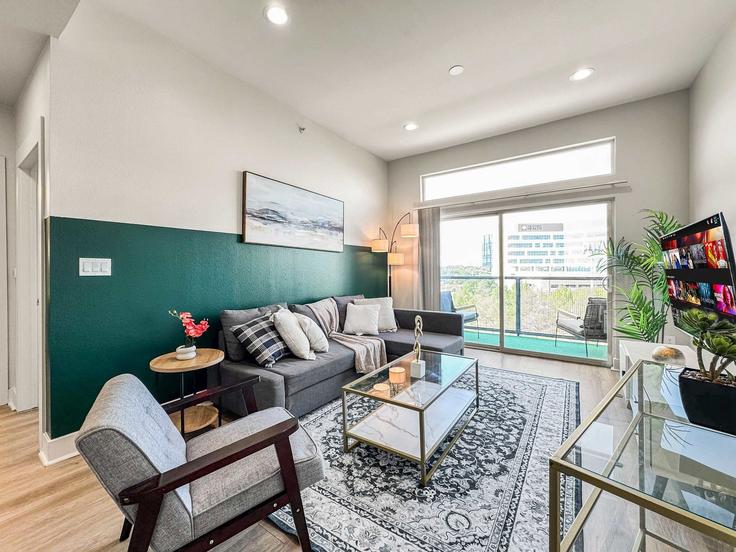 Sala de estar elegantemente projetada com móveis modernos em um apartamento no Building Indiana Street - luxora - 1316463 em Dallas, Dallas Sala de estar elegantemente projetada com móveis modernos em um apartamento no Building Indiana Street - luxora - 1316463 em Dallas, Dallas