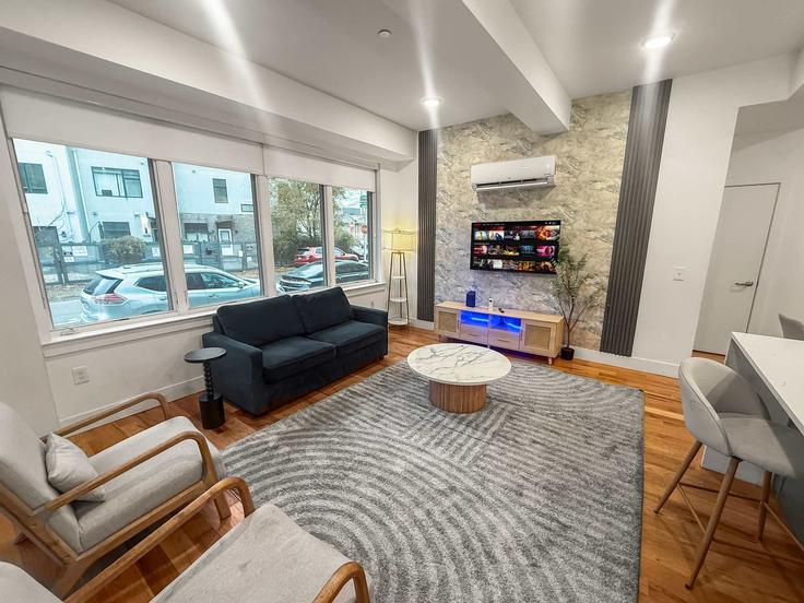 Elegante sala de estar con mobiliario moderno en un apartamento en Building West Thompson Street - luxora - 1332434 en Philadelphia, Philadelphia