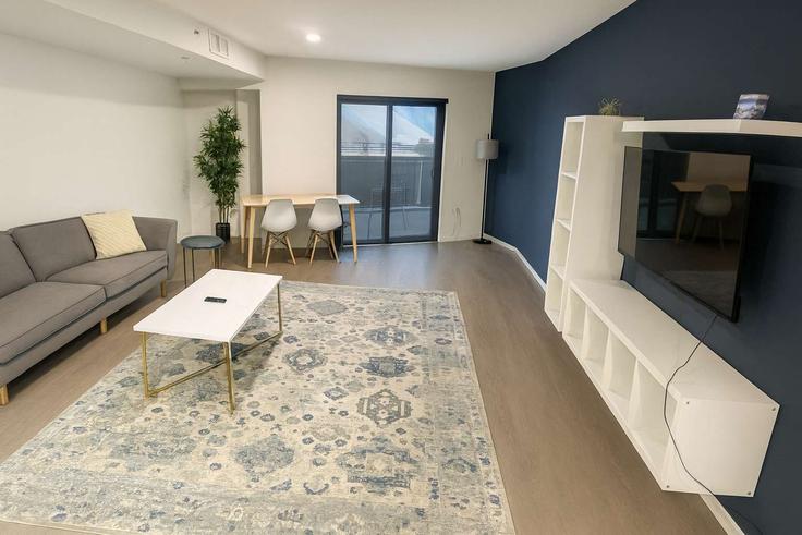 Elegant gestaltetes Wohnzimmer mit moderner Einrichtung in einer Wohnung im Building Euclid Avenue - luxora - 1093514 - USA in Cleveland, Cleveland Elegant gestaltetes Wohnzimmer mit moderner Einrichtung in einer Wohnung im Building Euclid Avenue - luxora - 1093514 - USA in Cleveland, Cleveland