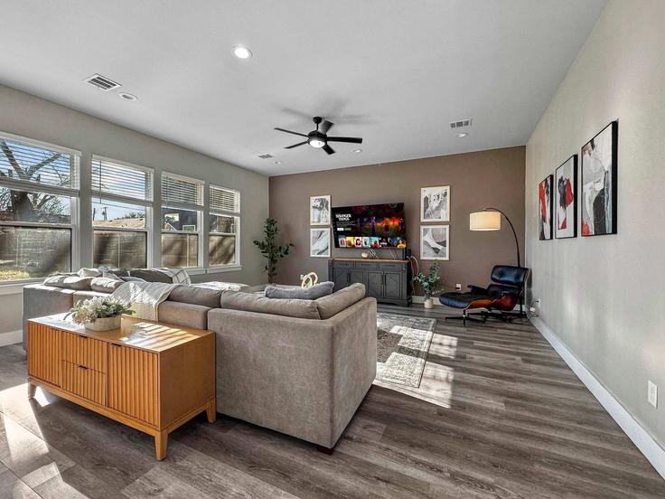 Elegant gestaltetes Wohnzimmer mit moderner Einrichtung in einer Wohnung im Building Pennsylvania Avenue - luxora - 1285548 - DFW in Dallas, Dallas