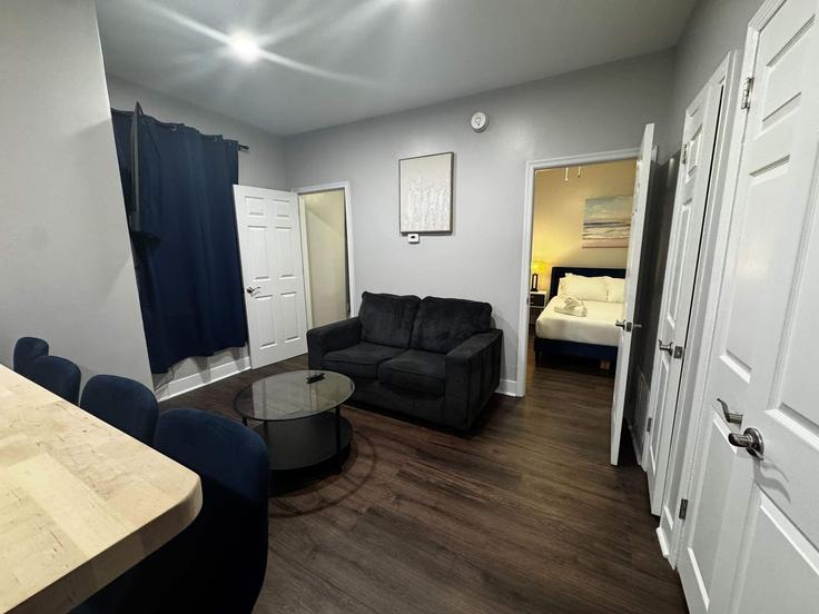 Building Bainbridge Street - luxora - 1472406 adresindeki bir dairede modern mobilyalarla zarif bir şekilde tasarlanmış oturma odası Philadelphia, Philadelphia