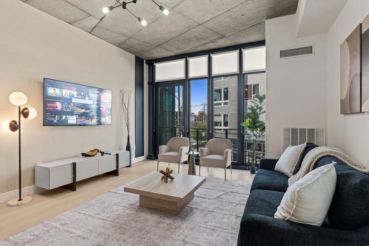 Elegant gestaltetes Wohnzimmer mit moderner Einrichtung in einer Wohnung im Building North 2nd Street - luxora - 1317867 in Philadelphia, Philadelphia