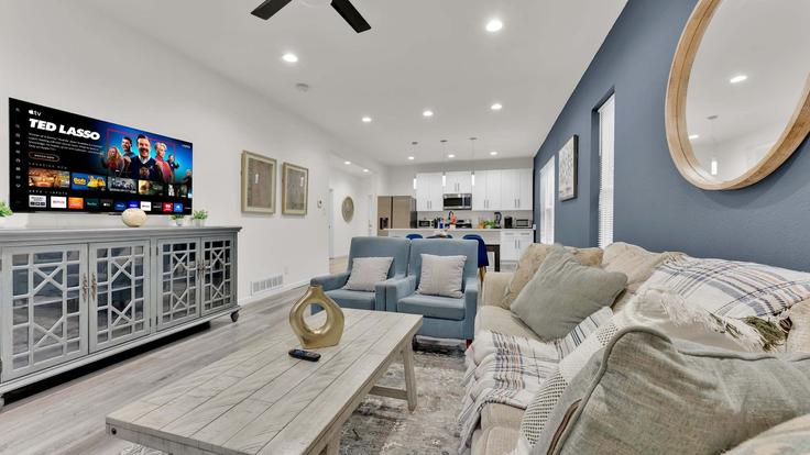 Building North Bishop Avenue - luxora - 1075552 - DFW adresindeki bir dairede modern mobilyalarla zarif bir şekilde tasarlanmış oturma odası Dallas, Dallas