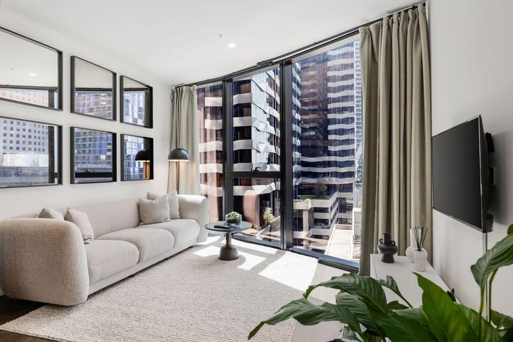 Building A'Beckett Street - luxuria-apartments - 1634689 adresindeki bir dairede modern mobilyalarla zarif bir şekilde tasarlanmış oturma odası Melbourne, Melbourne Building A'Beckett Street - luxuria-apartments - 1634689 adresindeki bir dairede modern mobilyalarla zarif bir şekilde tasarlanmış oturma odası Melbourne, Melbourne
