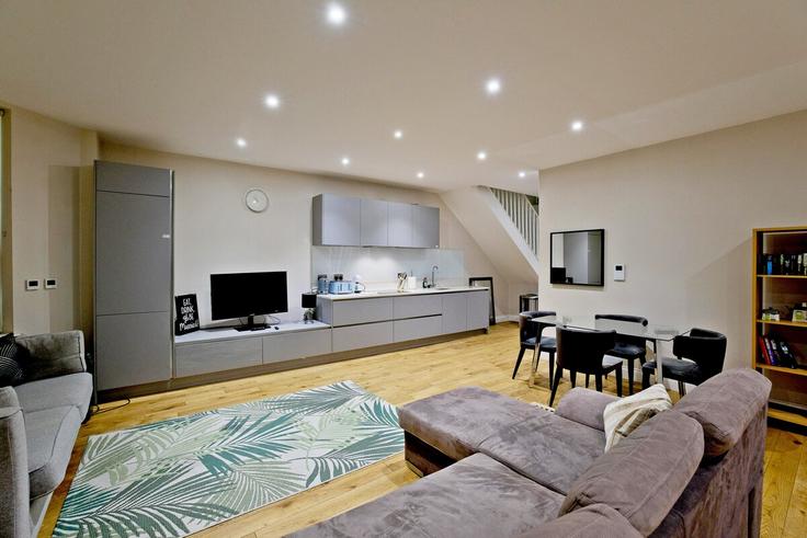 Royal Borough of Kensington and Chelsea, London에 위치한 Building Kenway Road - luxury-cromwell-residences-ltd - 1508871 유닛의 세련된 인테리어가 돋보이는 거실 Royal Borough of Kensington and Chelsea, London에 위치한 Building Kenway Road - luxury-cromwell-residences-ltd - 1508871 유닛의 세련된 인테리어가 돋보이는 거실