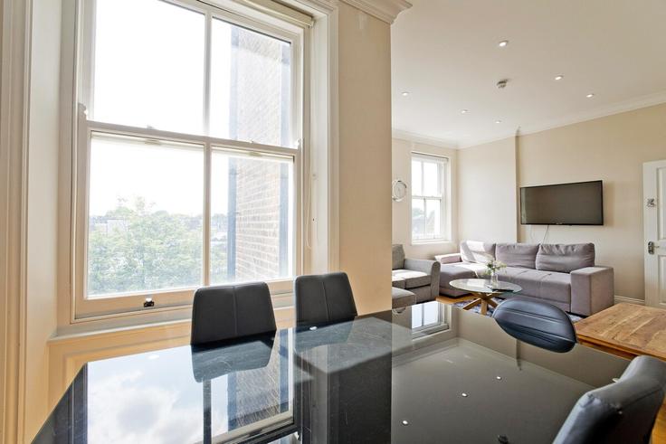 Royal Borough of Kensington and Chelsea, London에 위치한 Building Kenway Road - luxury-cromwell-residences-ltd - 1508872 유닛의 세련된 인테리어가 돋보이는 거실 Royal Borough of Kensington and Chelsea, London에 위치한 Building Kenway Road - luxury-cromwell-residences-ltd - 1508872 유닛의 세련된 인테리어가 돋보이는 거실