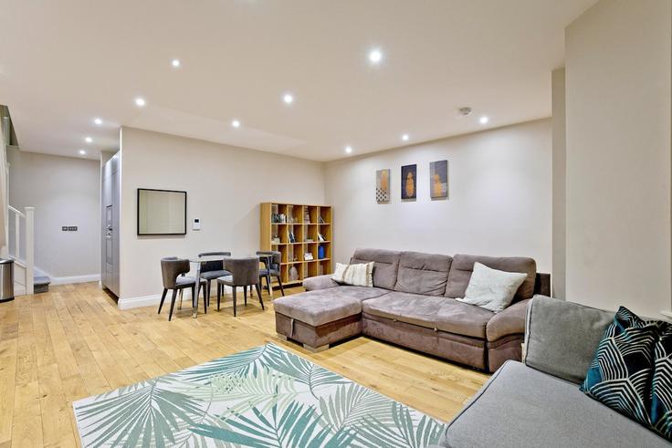 Royal Borough of Kensington and Chelsea, London에 위치한 Building Kenway Road - luxury-cromwell-residences-ltd - 1508871 유닛의 세련된 인테리어가 돋보이는 거실 Royal Borough of Kensington and Chelsea, London에 위치한 Building Kenway Road - luxury-cromwell-residences-ltd - 1508871 유닛의 세련된 인테리어가 돋보이는 거실