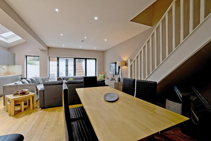 Elegante sala de estar con mobiliario moderno en un apartamento en Building Hogarth Road - luxury-cromwell-residences-ltd - 1508879 en Royal Borough of Kensington and Chelsea, London