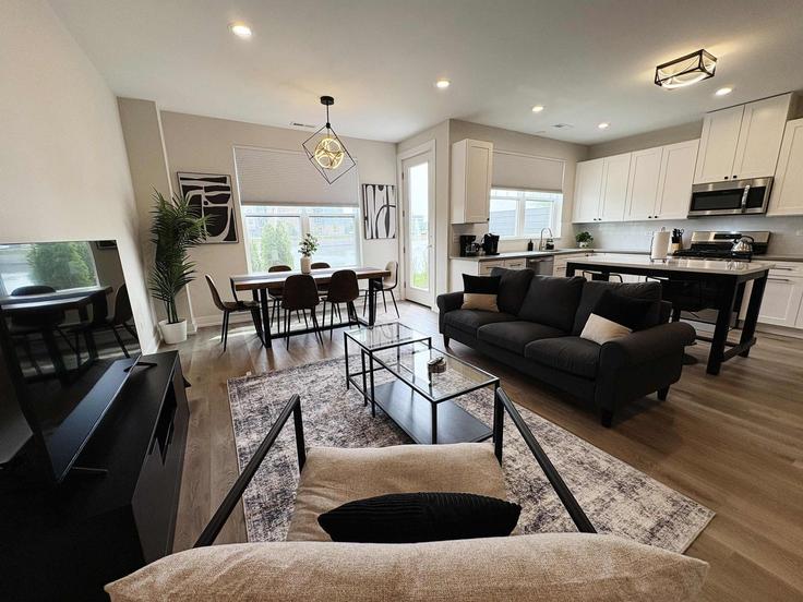 Elegante sala de estar con mobiliario moderno en un apartamento en Building Torch Parkway - luxury-lili - 1502221 en Warrenville, Warrenville Elegante sala de estar con mobiliario moderno en un apartamento en Building Torch Parkway - luxury-lili - 1502221 en Warrenville, Warrenville