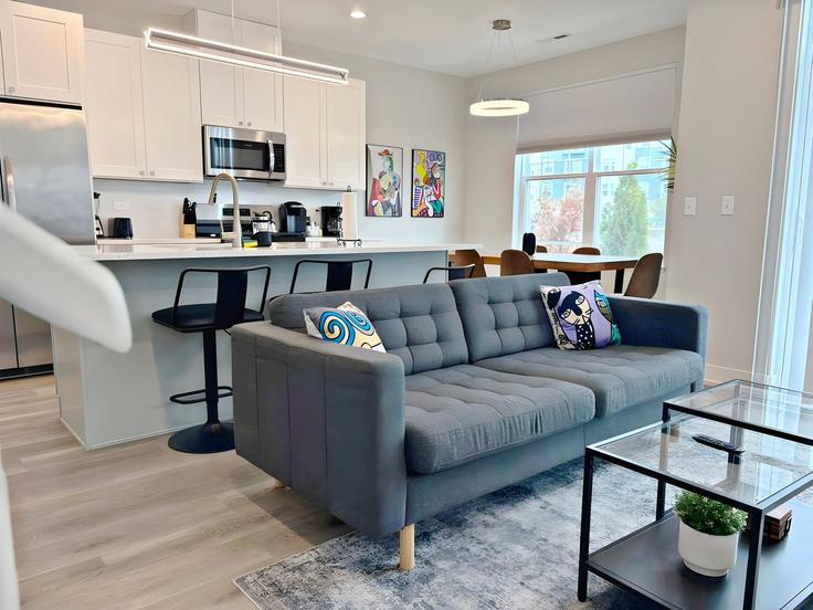 Building Torch Parkway - luxury-lili - 1502224 adresindeki bir dairede modern mobilyalarla zarif bir şekilde tasarlanmış oturma odası Warrenville, Warrenville Building Torch Parkway - luxury-lili - 1502224 adresindeki bir dairede modern mobilyalarla zarif bir şekilde tasarlanmış oturma odası Warrenville, Warrenville