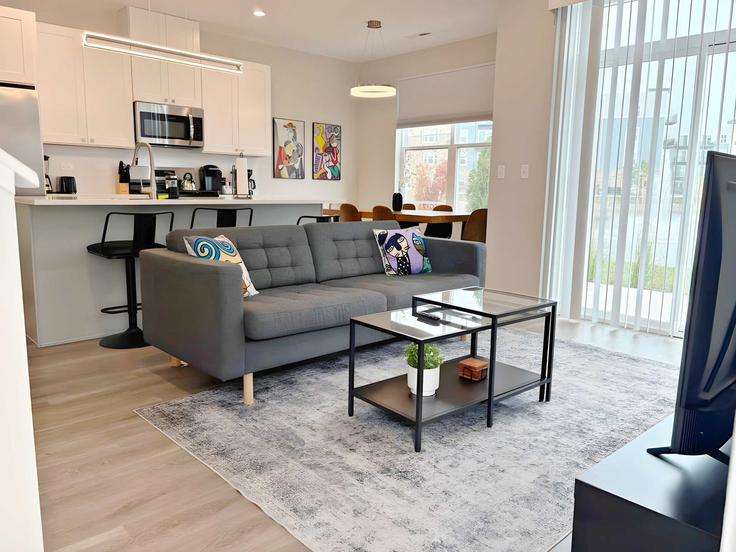 Elegante sala de estar con mobiliario moderno en un apartamento en Building Torch Parkway - luxury-lili - 1502224 en Warrenville, Warrenville Elegante sala de estar con mobiliario moderno en un apartamento en Building Torch Parkway - luxury-lili - 1502224 en Warrenville, Warrenville